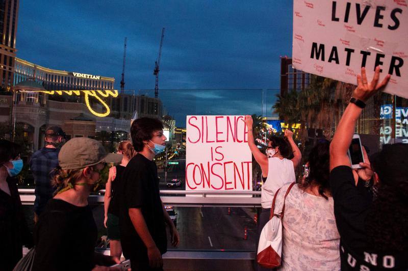 Las protestas y manifestaciones contra el racismo y la brutalidad policial han llegado a todo el mundo a raíz del asesinato del afroamericano George Floyd a manos de un policía en Estados Unidos. Desde España hasta Kenia, pasando por Australia, Inglaterra o Alemania, cientos de personas reclaman la igualdad bajo el lema 'Black Lives Matter' ('las vidas de los negros importan'). En la imagen, Las Vegas (EE UU). 