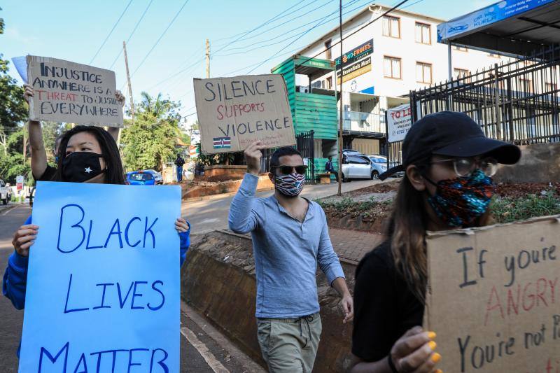 Las protestas y manifestaciones contra el racismo y la brutalidad policial han llegado a todo el mundo a raíz del asesinato del afroamericano George Floyd a manos de un policía en Estados Unidos. Desde España hasta Kenia, pasando por Australia, Inglaterra o Alemania, cientos de personas reclaman la igualdad bajo el lema 'Black Lives Matter' ('las vidas de los negros importan'). En la imagen, Nairobi (Kenia). 