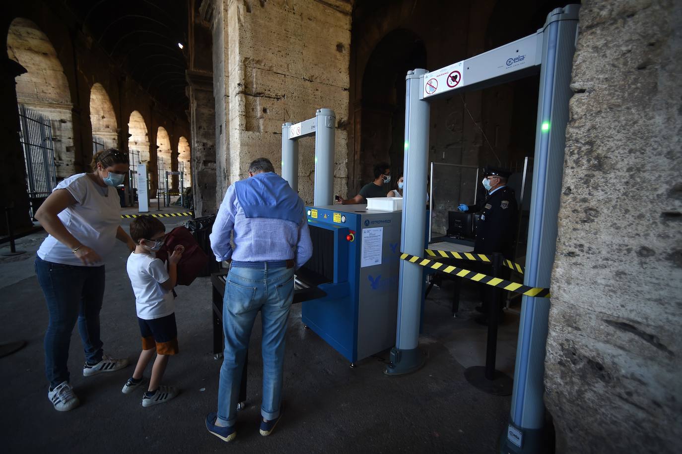 El Coliseo de Roma y algunas de las principales joyas culturales de Italia, como los Museos Vaticanos o los Uffizi de Florencia, han reabierto sus puertas después de casi tres meses de cierre por la pandemia de coronavirus, en un nuevo paso hacia la normalidad. Con la apertura del Coliseo, Italia recupera su principal símbolo, aunque lo hace en medio de un panorama inédito, sin colas de turistas y entre medidas de seguridad