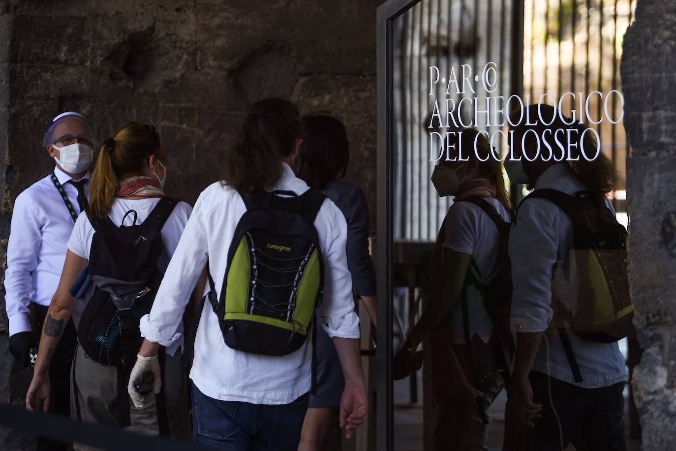 El Coliseo de Roma y algunas de las principales joyas culturales de Italia, como los Museos Vaticanos o los Uffizi de Florencia, han reabierto sus puertas después de casi tres meses de cierre por la pandemia de coronavirus, en un nuevo paso hacia la normalidad. Con la apertura del Coliseo, Italia recupera su principal símbolo, aunque lo hace en medio de un panorama inédito, sin colas de turistas y entre medidas de seguridad