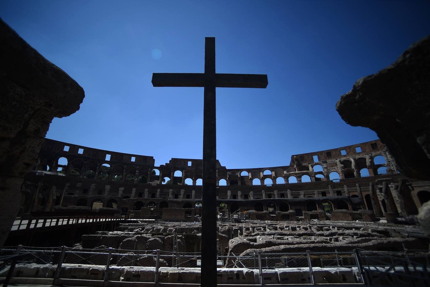 El Coliseo de Roma y algunas de las principales joyas culturales de Italia, como los Museos Vaticanos o los Uffizi de Florencia, han reabierto sus puertas después de casi tres meses de cierre por la pandemia de coronavirus, en un nuevo paso hacia la normalidad. Con la apertura del Coliseo, Italia recupera su principal símbolo, aunque lo hace en medio de un panorama inédito, sin colas de turistas y entre medidas de seguridad