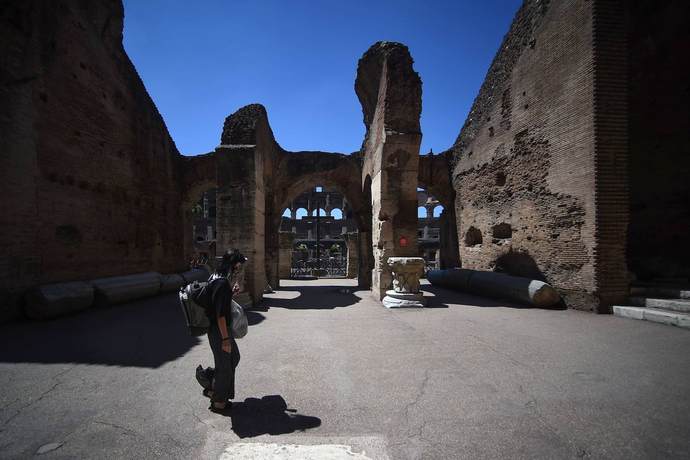 El Coliseo de Roma y algunas de las principales joyas culturales de Italia, como los Museos Vaticanos o los Uffizi de Florencia, han reabierto sus puertas después de casi tres meses de cierre por la pandemia de coronavirus, en un nuevo paso hacia la normalidad. Con la apertura del Coliseo, Italia recupera su principal símbolo, aunque lo hace en medio de un panorama inédito, sin colas de turistas y entre medidas de seguridad