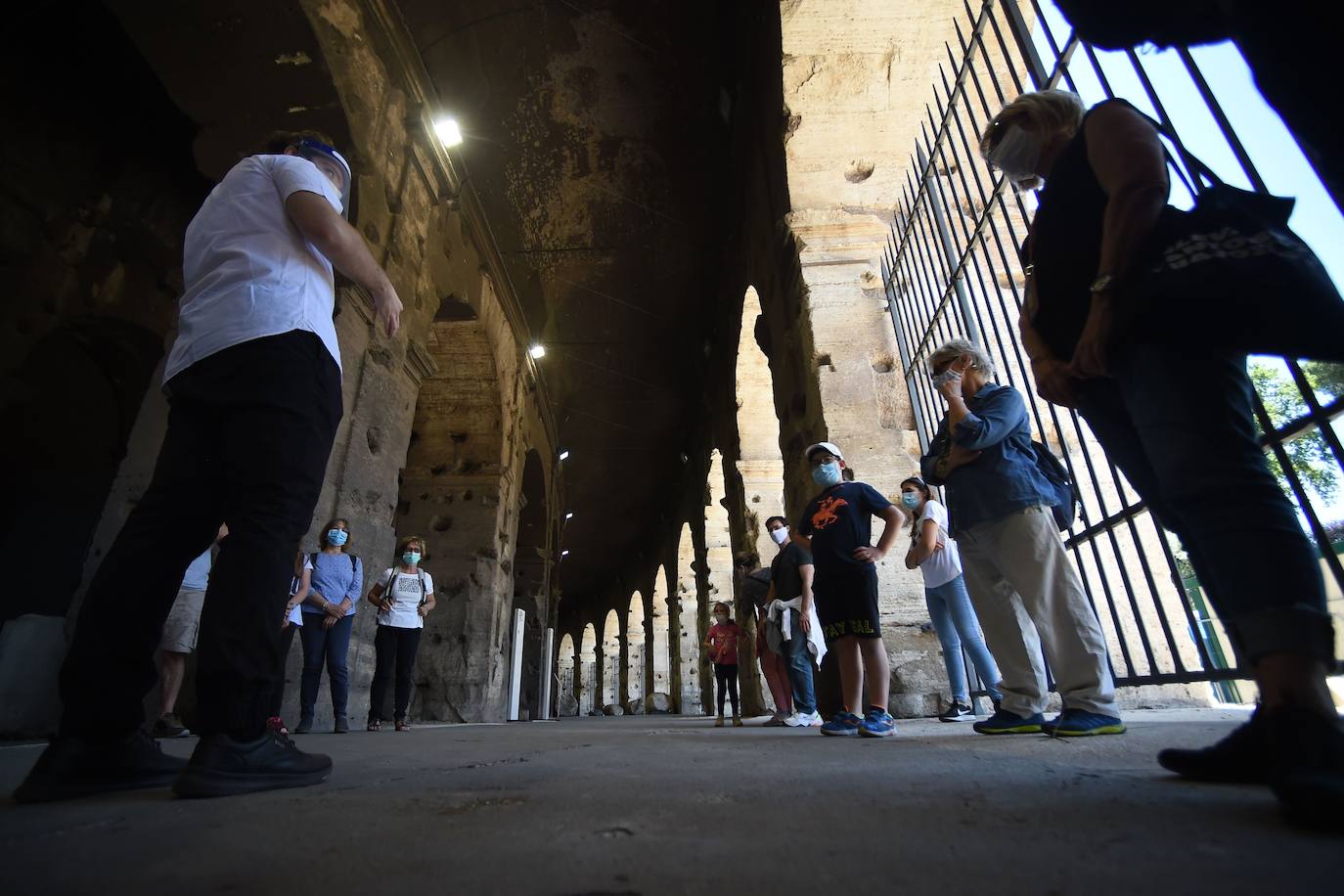 El Coliseo de Roma y algunas de las principales joyas culturales de Italia, como los Museos Vaticanos o los Uffizi de Florencia, han reabierto sus puertas después de casi tres meses de cierre por la pandemia de coronavirus, en un nuevo paso hacia la normalidad. Con la apertura del Coliseo, Italia recupera su principal símbolo, aunque lo hace en medio de un panorama inédito, sin colas de turistas y entre medidas de seguridad