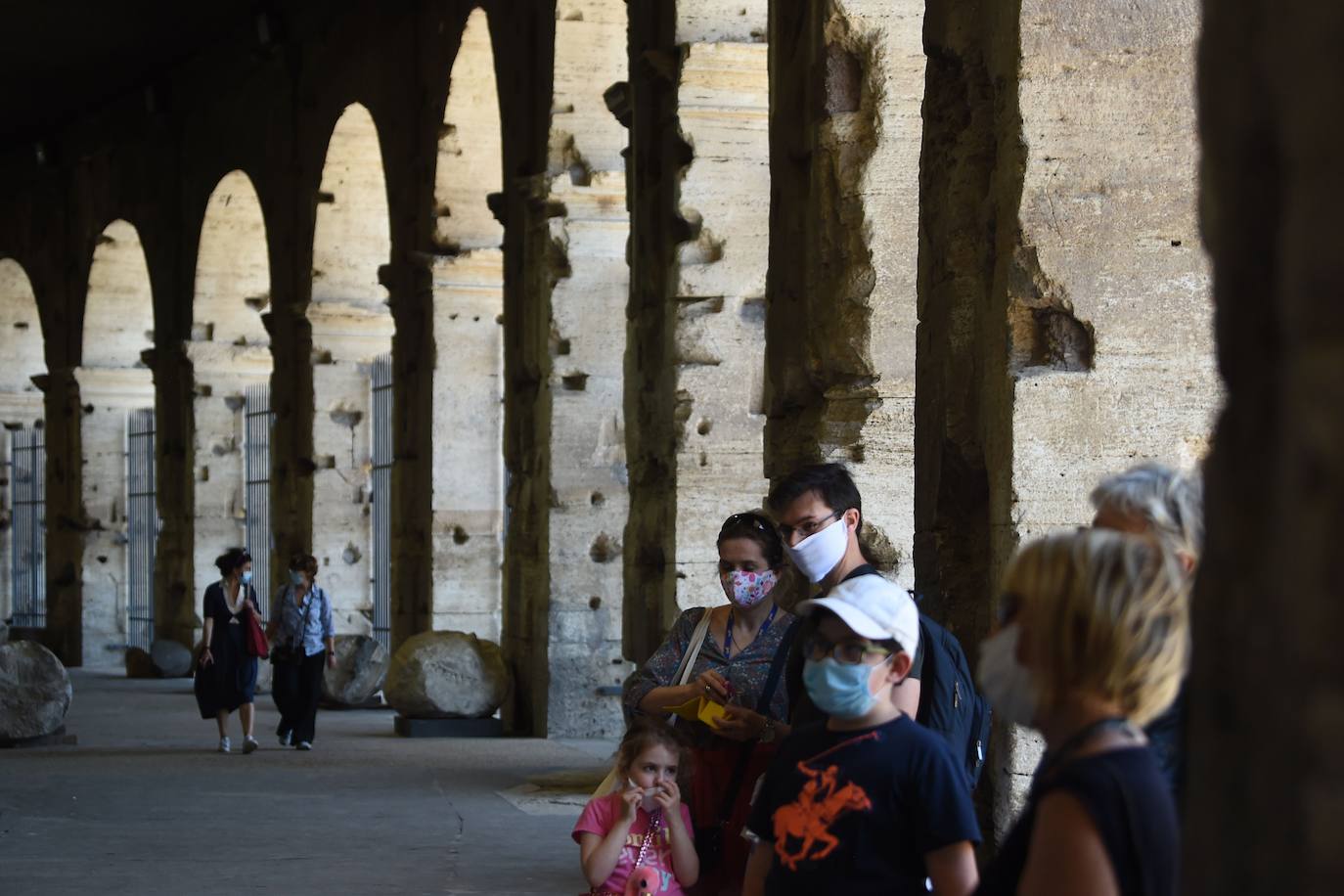 El Coliseo de Roma y algunas de las principales joyas culturales de Italia, como los Museos Vaticanos o los Uffizi de Florencia, han reabierto sus puertas después de casi tres meses de cierre por la pandemia de coronavirus, en un nuevo paso hacia la normalidad. Con la apertura del Coliseo, Italia recupera su principal símbolo, aunque lo hace en medio de un panorama inédito, sin colas de turistas y entre medidas de seguridad