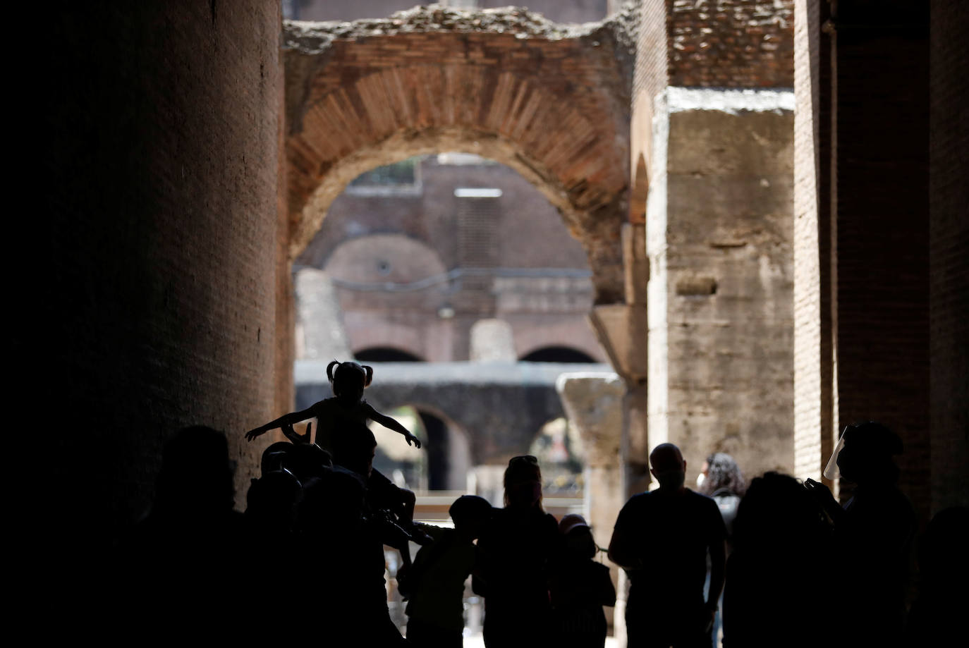 El Coliseo de Roma y algunas de las principales joyas culturales de Italia, como los Museos Vaticanos o los Uffizi de Florencia, han reabierto sus puertas después de casi tres meses de cierre por la pandemia de coronavirus, en un nuevo paso hacia la normalidad. Con la apertura del Coliseo, Italia recupera su principal símbolo, aunque lo hace en medio de un panorama inédito, sin colas de turistas y entre medidas de seguridad