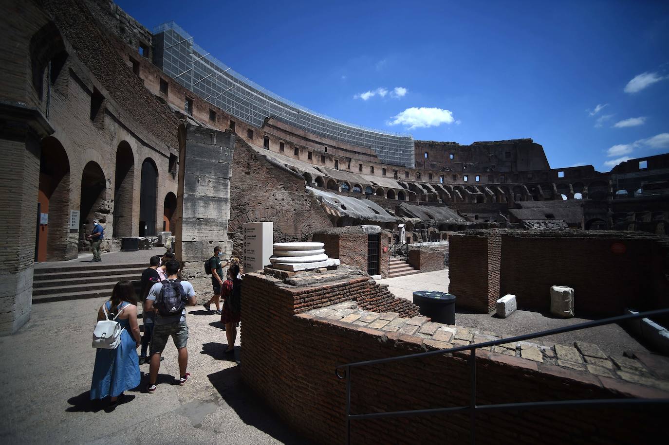 El Coliseo de Roma y algunas de las principales joyas culturales de Italia, como los Museos Vaticanos o los Uffizi de Florencia, han reabierto sus puertas después de casi tres meses de cierre por la pandemia de coronavirus, en un nuevo paso hacia la normalidad. Con la apertura del Coliseo, Italia recupera su principal símbolo, aunque lo hace en medio de un panorama inédito, sin colas de turistas y entre medidas de seguridad