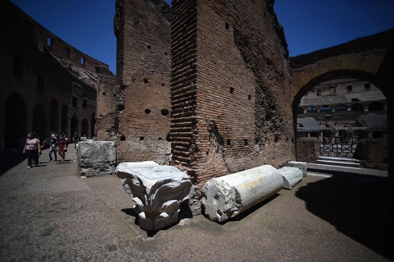 El Coliseo de Roma y algunas de las principales joyas culturales de Italia, como los Museos Vaticanos o los Uffizi de Florencia, han reabierto sus puertas después de casi tres meses de cierre por la pandemia de coronavirus, en un nuevo paso hacia la normalidad. Con la apertura del Coliseo, Italia recupera su principal símbolo, aunque lo hace en medio de un panorama inédito, sin colas de turistas y entre medidas de seguridad