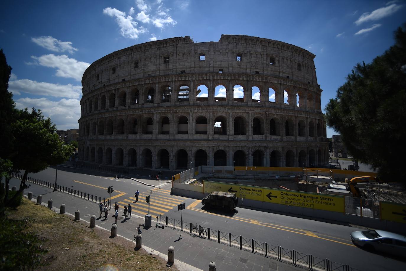 El Coliseo de Roma y algunas de las principales joyas culturales de Italia, como los Museos Vaticanos o los Uffizi de Florencia, han reabierto sus puertas después de casi tres meses de cierre por la pandemia de coronavirus, en un nuevo paso hacia la normalidad. Con la apertura del Coliseo, Italia recupera su principal símbolo, aunque lo hace en medio de un panorama inédito, sin colas de turistas y entre medidas de seguridad