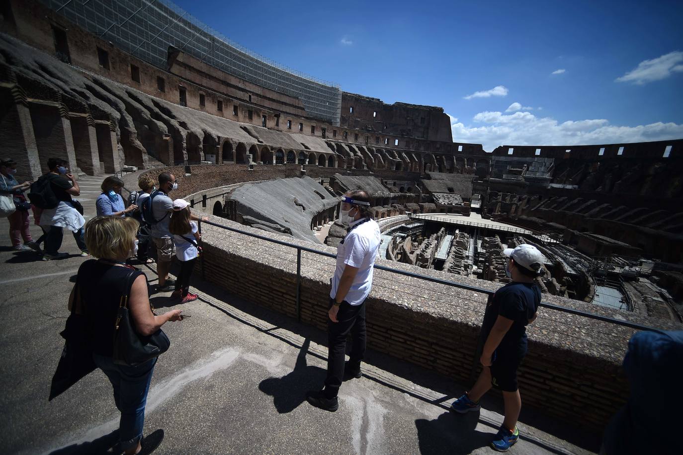 El Coliseo de Roma y algunas de las principales joyas culturales de Italia, como los Museos Vaticanos o los Uffizi de Florencia, han reabierto sus puertas después de casi tres meses de cierre por la pandemia de coronavirus, en un nuevo paso hacia la normalidad. Con la apertura del Coliseo, Italia recupera su principal símbolo, aunque lo hace en medio de un panorama inédito, sin colas de turistas y entre medidas de seguridad