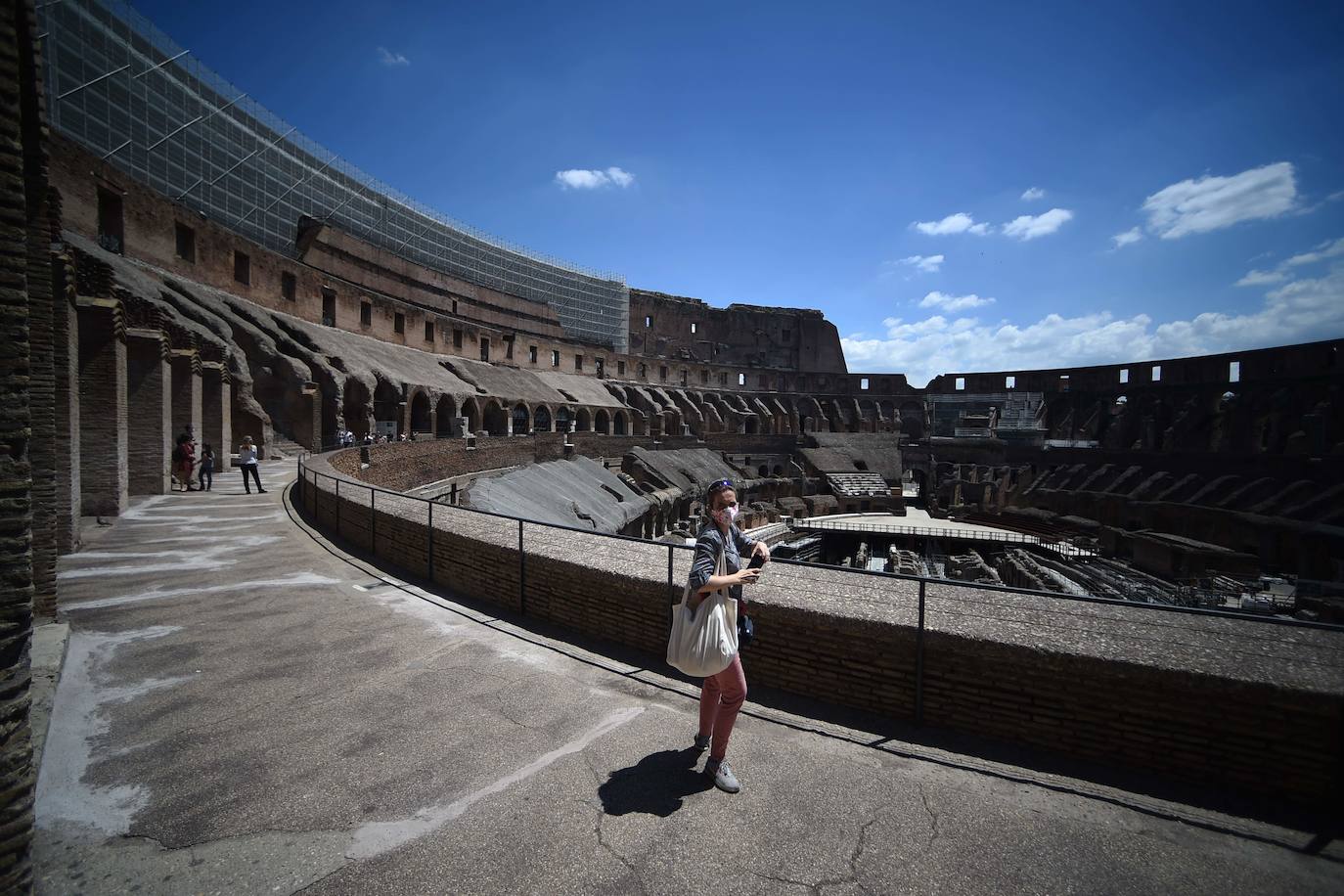 El Coliseo de Roma y algunas de las principales joyas culturales de Italia, como los Museos Vaticanos o los Uffizi de Florencia, han reabierto sus puertas después de casi tres meses de cierre por la pandemia de coronavirus, en un nuevo paso hacia la normalidad. Con la apertura del Coliseo, Italia recupera su principal símbolo, aunque lo hace en medio de un panorama inédito, sin colas de turistas y entre medidas de seguridad