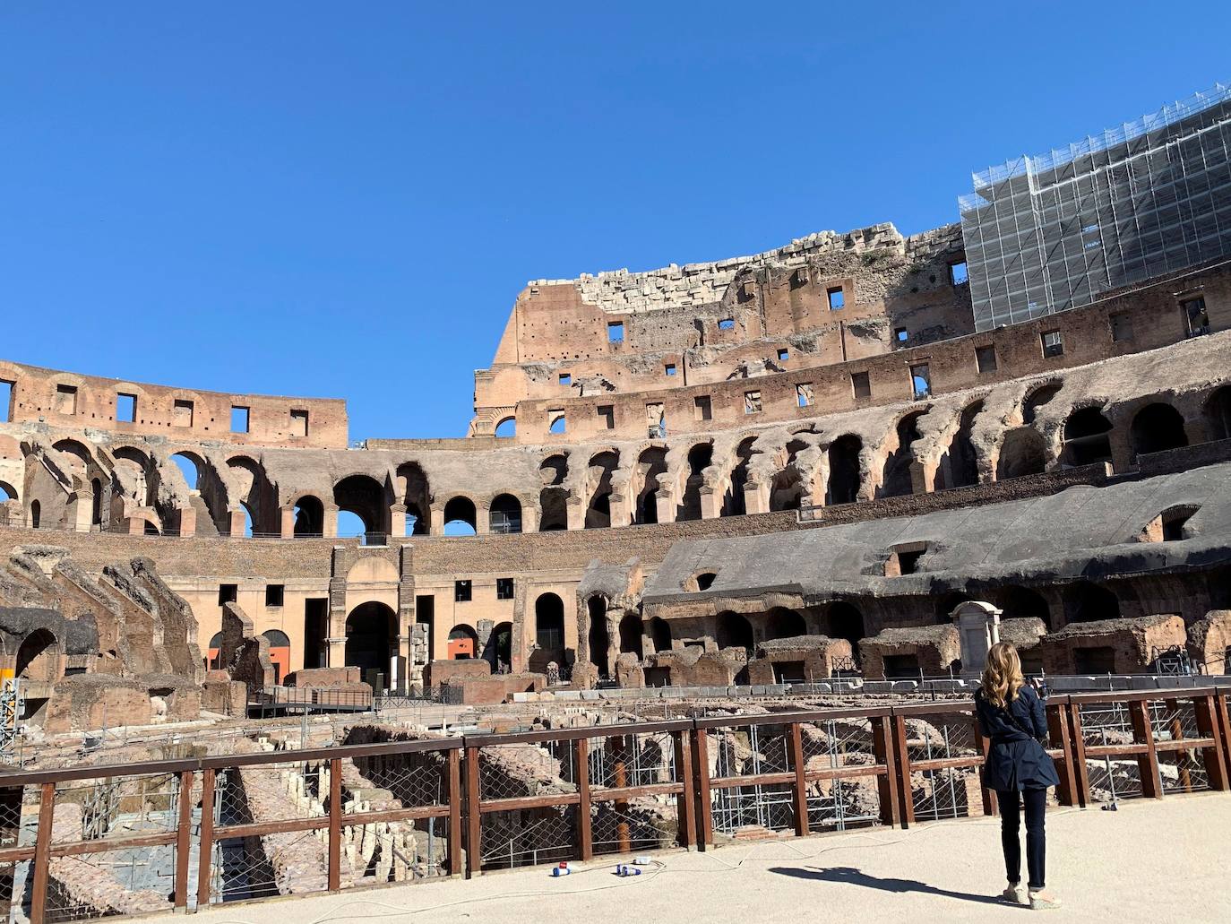 El Coliseo de Roma y algunas de las principales joyas culturales de Italia, como los Museos Vaticanos o los Uffizi de Florencia, han reabierto sus puertas después de casi tres meses de cierre por la pandemia de coronavirus, en un nuevo paso hacia la normalidad. Con la apertura del Coliseo, Italia recupera su principal símbolo, aunque lo hace en medio de un panorama inédito, sin colas de turistas y entre medidas de seguridad