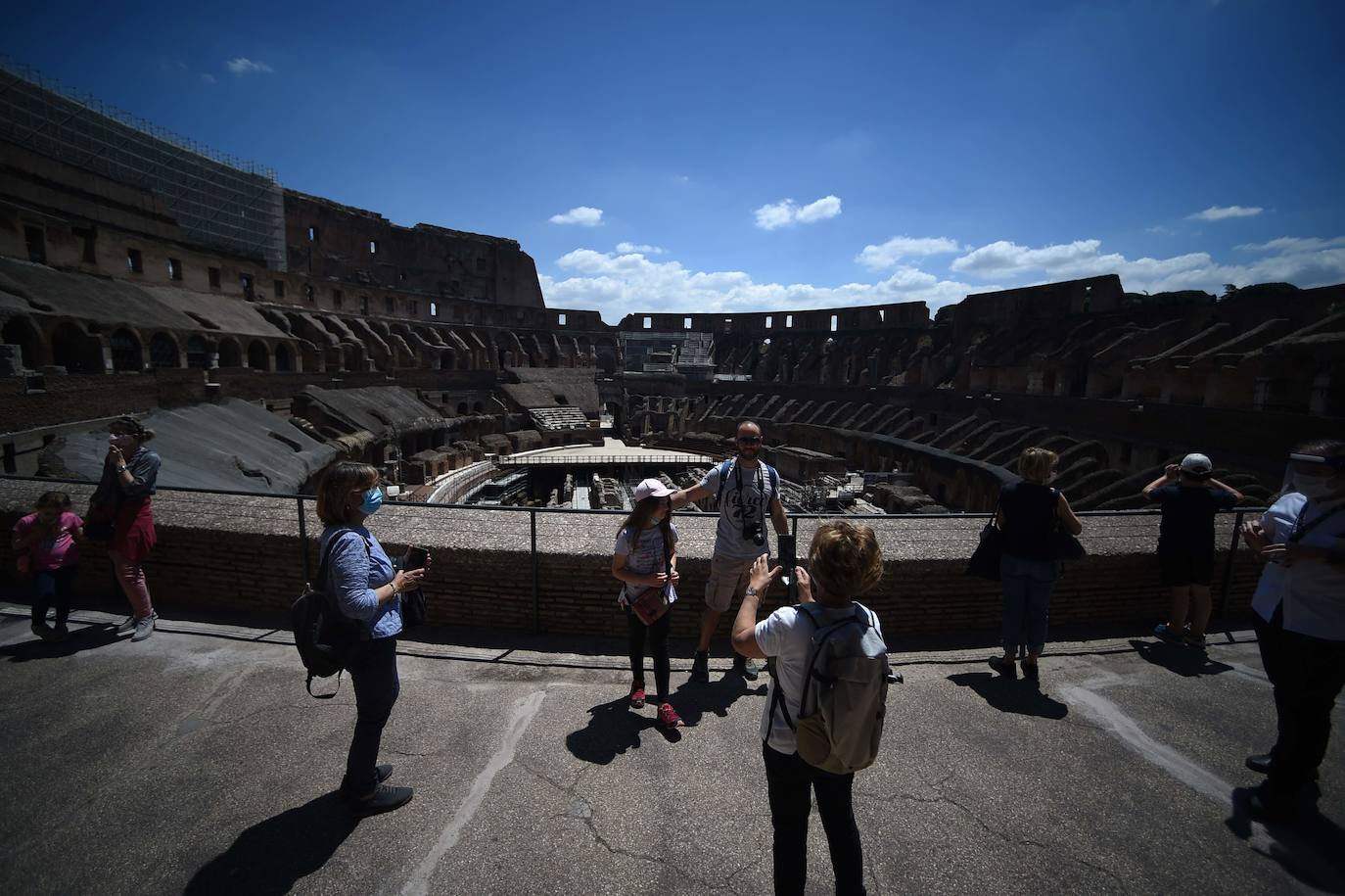 El Coliseo de Roma y algunas de las principales joyas culturales de Italia, como los Museos Vaticanos o los Uffizi de Florencia, han reabierto sus puertas después de casi tres meses de cierre por la pandemia de coronavirus, en un nuevo paso hacia la normalidad. Con la apertura del Coliseo, Italia recupera su principal símbolo, aunque lo hace en medio de un panorama inédito, sin colas de turistas y entre medidas de seguridad