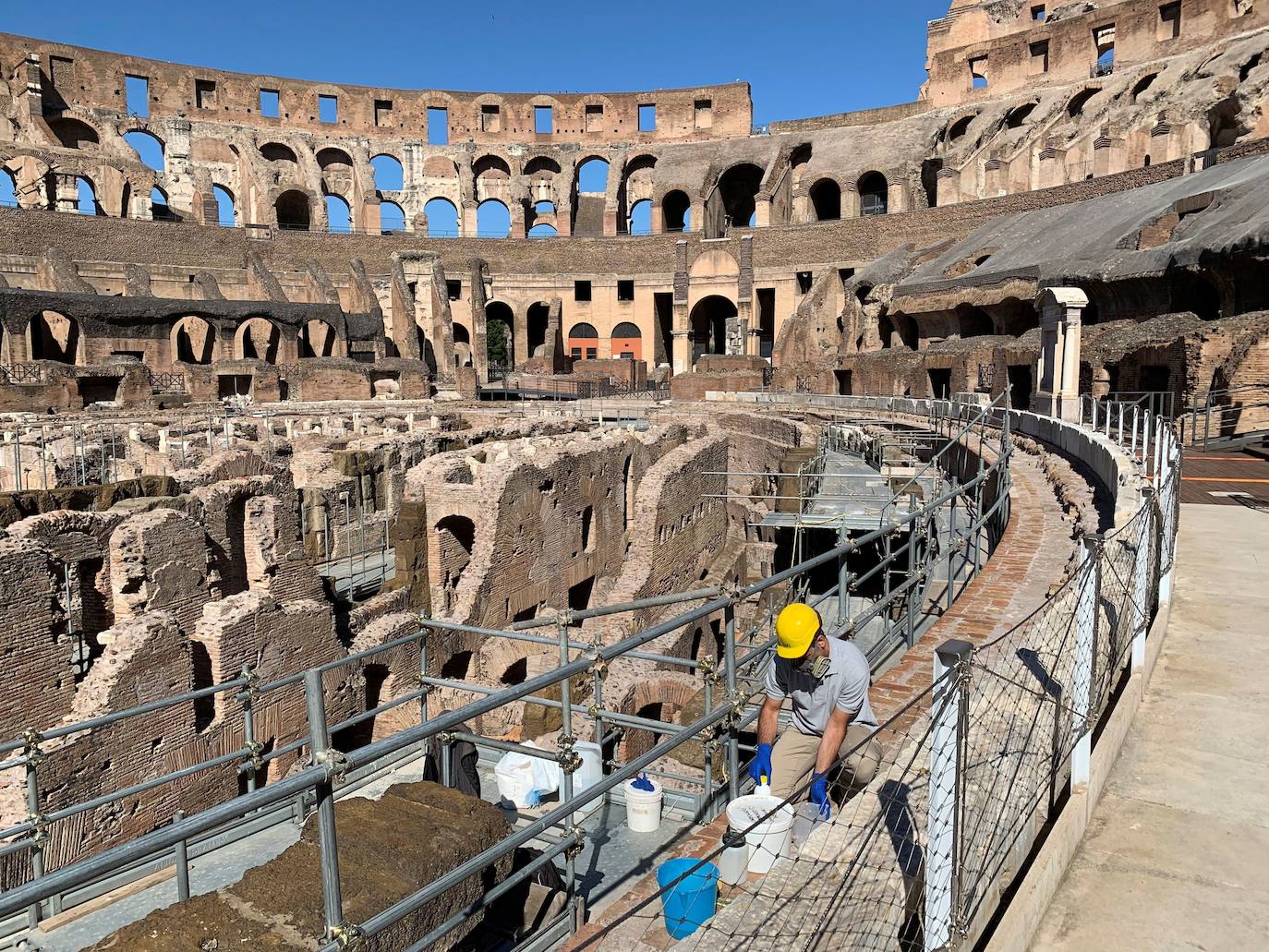 El Coliseo de Roma y algunas de las principales joyas culturales de Italia, como los Museos Vaticanos o los Uffizi de Florencia, han reabierto sus puertas después de casi tres meses de cierre por la pandemia de coronavirus, en un nuevo paso hacia la normalidad. Con la apertura del Coliseo, Italia recupera su principal símbolo, aunque lo hace en medio de un panorama inédito, sin colas de turistas y entre medidas de seguridad