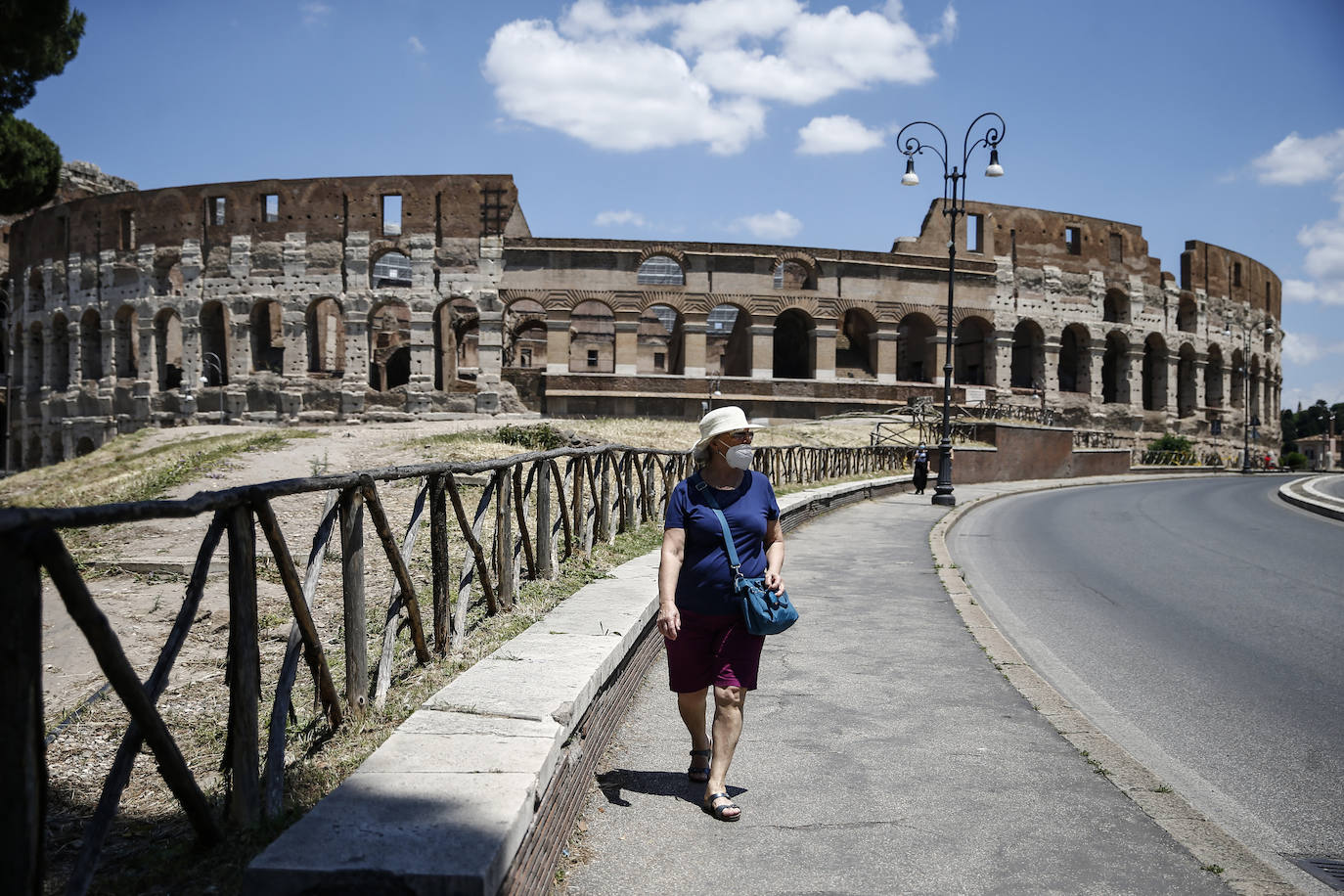 El Coliseo de Roma y algunas de las principales joyas culturales de Italia, como los Museos Vaticanos o los Uffizi de Florencia, han reabierto sus puertas después de casi tres meses de cierre por la pandemia de coronavirus, en un nuevo paso hacia la normalidad. Con la apertura del Coliseo, Italia recupera su principal símbolo, aunque lo hace en medio de un panorama inédito, sin colas de turistas y entre medidas de seguridad