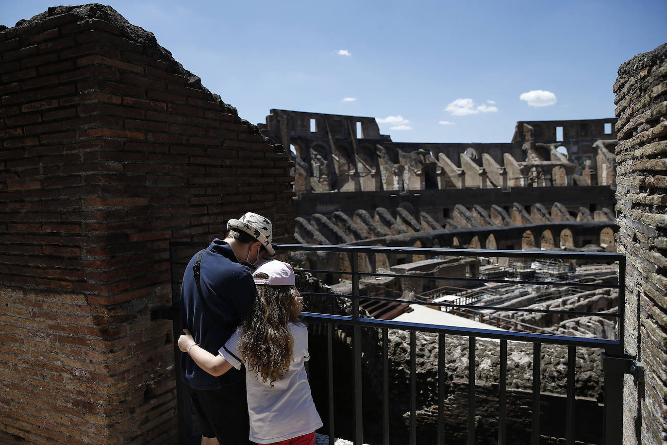 El Coliseo de Roma y algunas de las principales joyas culturales de Italia, como los Museos Vaticanos o los Uffizi de Florencia, han reabierto sus puertas después de casi tres meses de cierre por la pandemia de coronavirus, en un nuevo paso hacia la normalidad. Con la apertura del Coliseo, Italia recupera su principal símbolo, aunque lo hace en medio de un panorama inédito, sin colas de turistas y entre medidas de seguridad