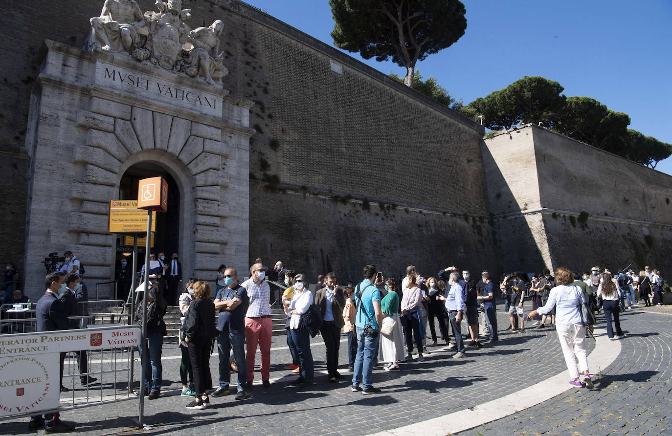 El Coliseo de Roma y algunas de las principales joyas culturales de Italia, como los Museos Vaticanos o los Uffizi de Florencia, han reabierto sus puertas después de casi tres meses de cierre por la pandemia de coronavirus, en un nuevo paso hacia la normalidad. Con la apertura del Coliseo, Italia recupera su principal símbolo, aunque lo hace en medio de un panorama inédito, sin colas de turistas y entre medidas de seguridad