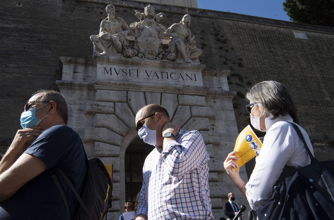 El Coliseo de Roma y algunas de las principales joyas culturales de Italia, como los Museos Vaticanos o los Uffizi de Florencia, han reabierto sus puertas después de casi tres meses de cierre por la pandemia de coronavirus, en un nuevo paso hacia la normalidad. Con la apertura del Coliseo, Italia recupera su principal símbolo, aunque lo hace en medio de un panorama inédito, sin colas de turistas y entre medidas de seguridad