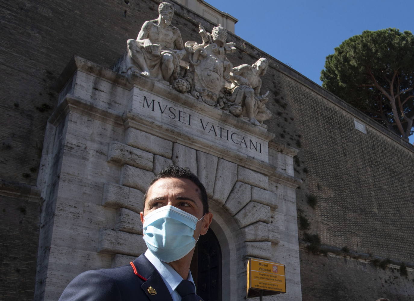 El Coliseo de Roma y algunas de las principales joyas culturales de Italia, como los Museos Vaticanos o los Uffizi de Florencia, han reabierto sus puertas después de casi tres meses de cierre por la pandemia de coronavirus, en un nuevo paso hacia la normalidad. Con la apertura del Coliseo, Italia recupera su principal símbolo, aunque lo hace en medio de un panorama inédito, sin colas de turistas y entre medidas de seguridad