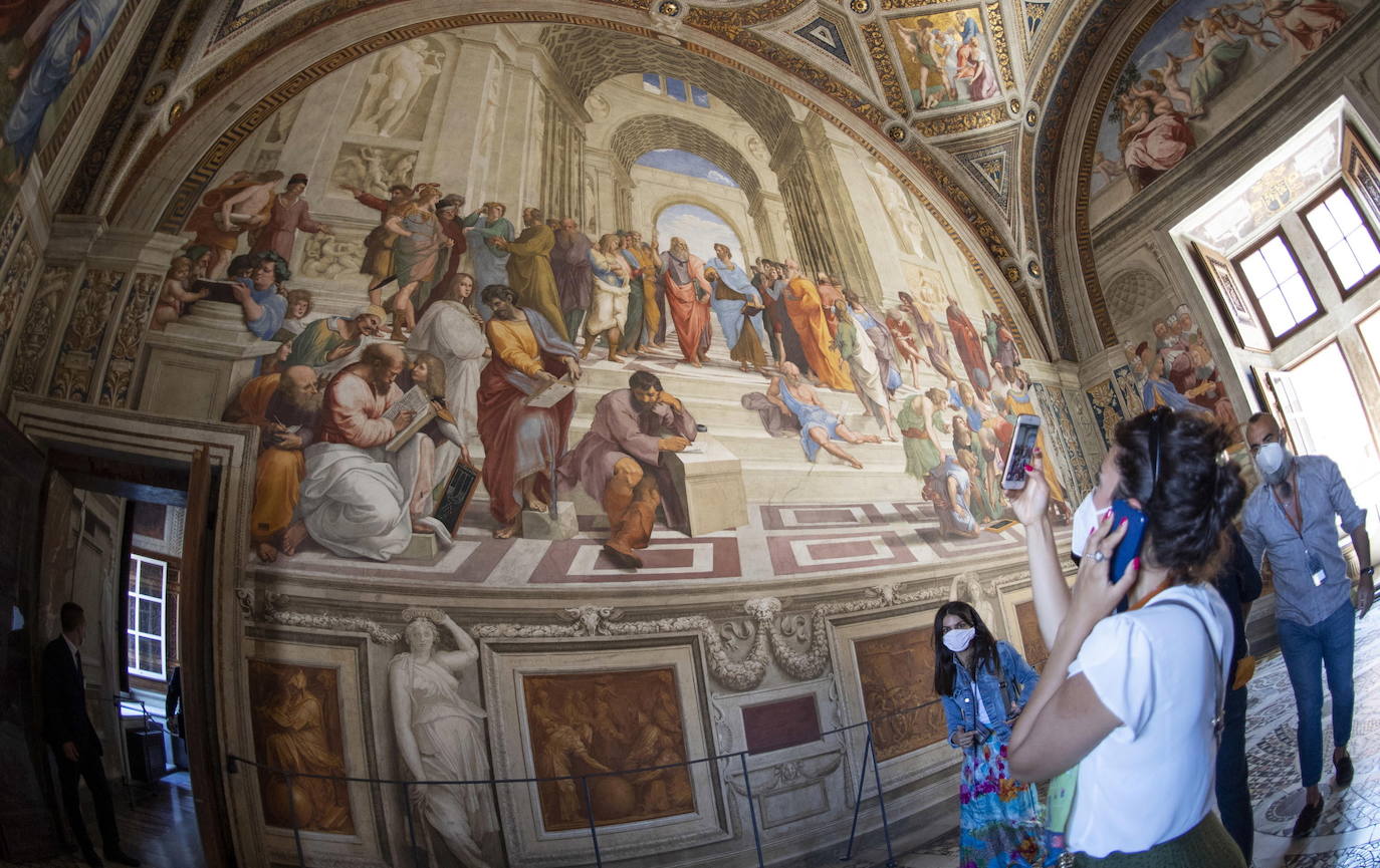 El Coliseo de Roma y algunas de las principales joyas culturales de Italia, como los Museos Vaticanos o los Uffizi de Florencia, han reabierto sus puertas después de casi tres meses de cierre por la pandemia de coronavirus, en un nuevo paso hacia la normalidad. Con la apertura del Coliseo, Italia recupera su principal símbolo, aunque lo hace en medio de un panorama inédito, sin colas de turistas y entre medidas de seguridad