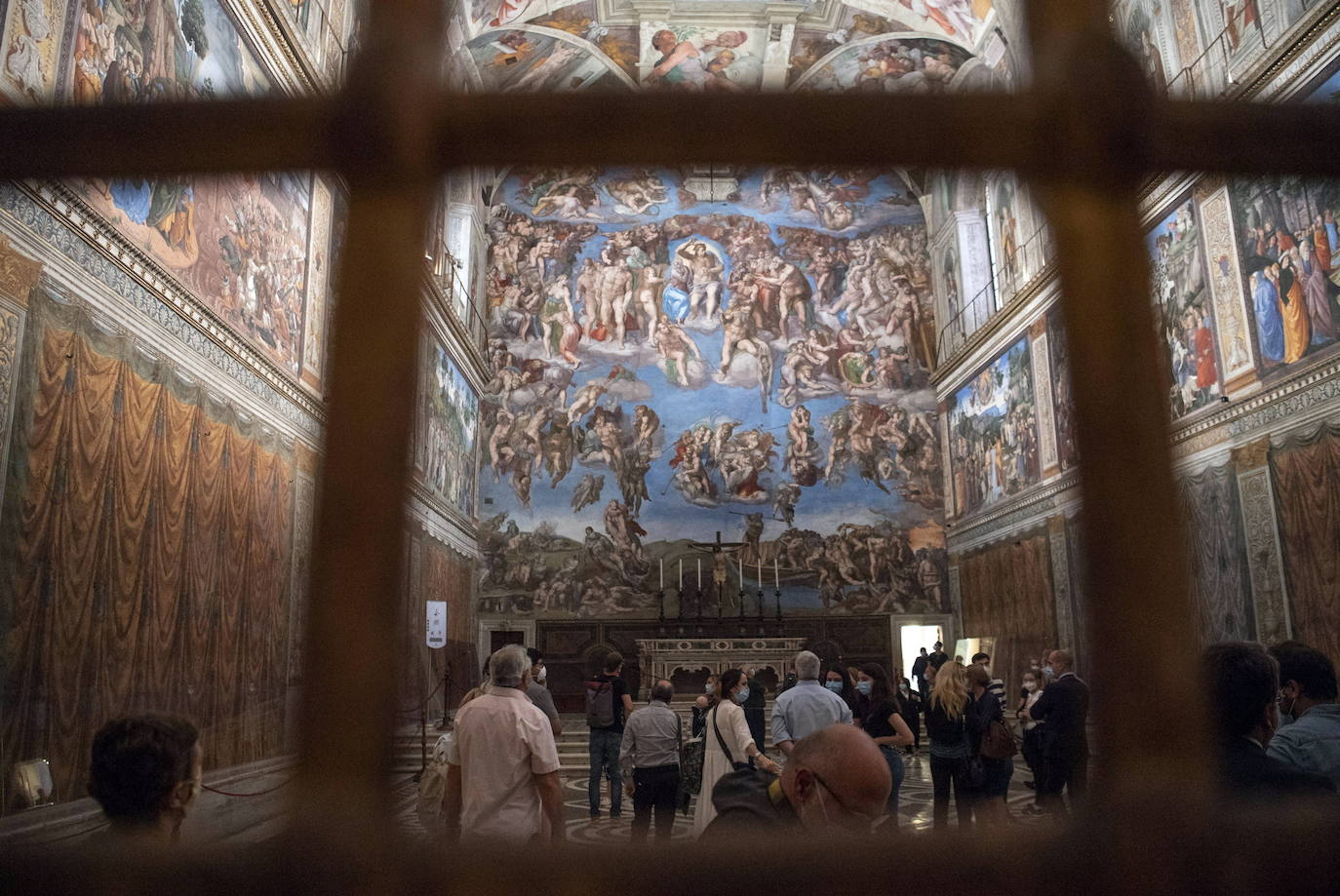 El Coliseo de Roma y algunas de las principales joyas culturales de Italia, como los Museos Vaticanos o los Uffizi de Florencia, han reabierto sus puertas después de casi tres meses de cierre por la pandemia de coronavirus, en un nuevo paso hacia la normalidad. Con la apertura del Coliseo, Italia recupera su principal símbolo, aunque lo hace en medio de un panorama inédito, sin colas de turistas y entre medidas de seguridad