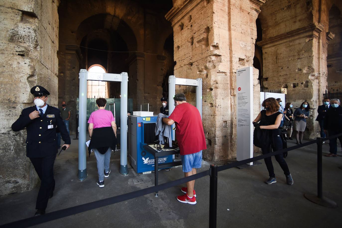 El Coliseo de Roma y algunas de las principales joyas culturales de Italia, como los Museos Vaticanos o los Uffizi de Florencia, han reabierto sus puertas después de casi tres meses de cierre por la pandemia de coronavirus, en un nuevo paso hacia la normalidad. Con la apertura del Coliseo, Italia recupera su principal símbolo, aunque lo hace en medio de un panorama inédito, sin colas de turistas y entre medidas de seguridad