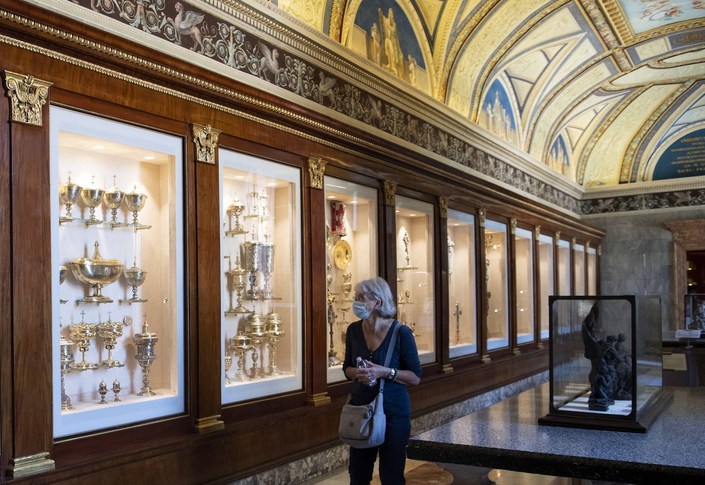 El Coliseo de Roma y algunas de las principales joyas culturales de Italia, como los Museos Vaticanos o los Uffizi de Florencia, han reabierto sus puertas después de casi tres meses de cierre por la pandemia de coronavirus, en un nuevo paso hacia la normalidad. Con la apertura del Coliseo, Italia recupera su principal símbolo, aunque lo hace en medio de un panorama inédito, sin colas de turistas y entre medidas de seguridad