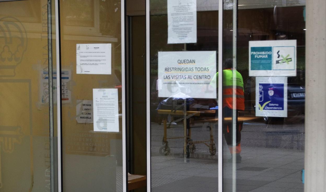 La residencia Santa Teresa de Oviedo, con un cartel que indica que las visitas quedan restringidas. 