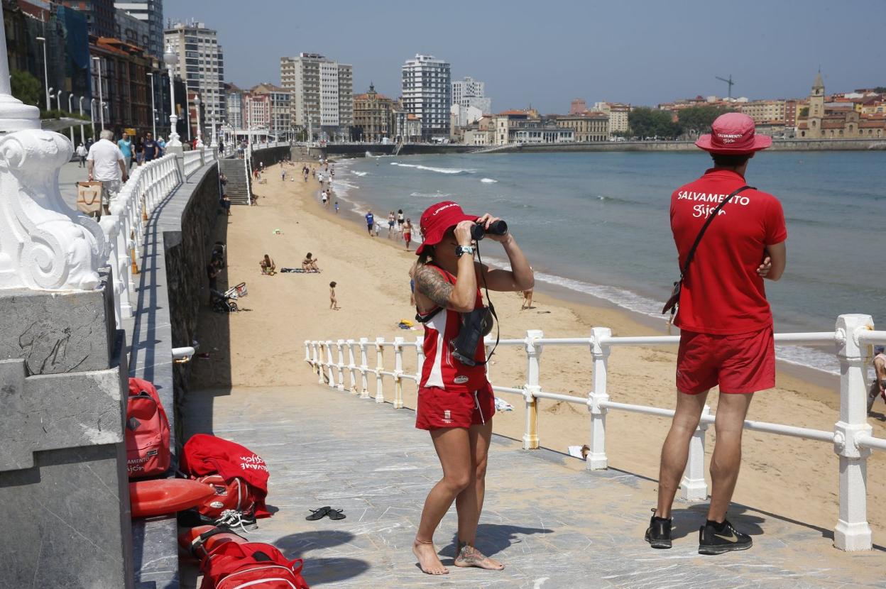 El equipo de salvamento vigila la playa de San Lorenzo de Gijón ante la presencia de bañistas . 