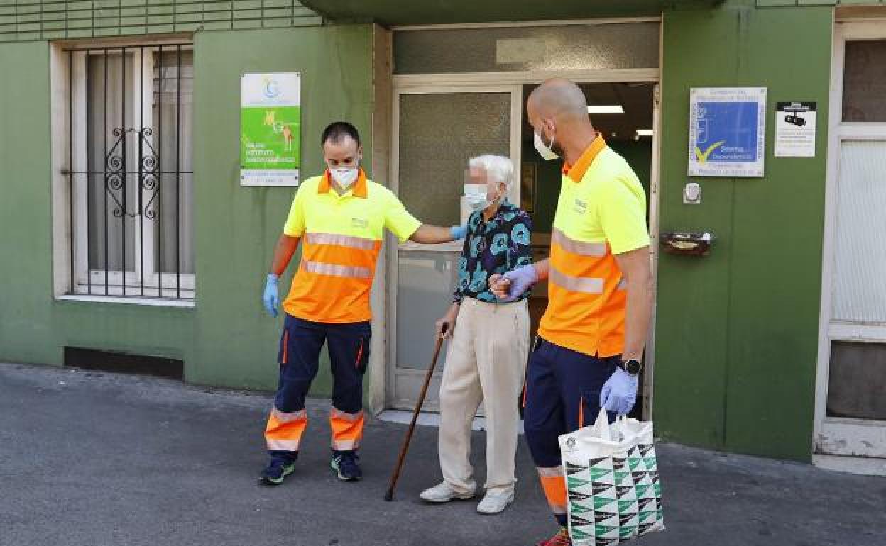 Una de las usuarias de la residencia de El Carmen, en Gijón, es trasladada por personal sanitario 