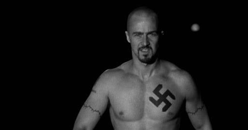 American History X (1998). Un largometraje muy duro y demoledor que nos cuenta la vida del joven Dereck, un skind head californiano y seguidor de la ideología neonazi que acaba en prisión cuando un hombre de color se disponía a robarle su furgoneta. El tiempo pasa y cuando consigue salir de prisión se dirige de nuevo a su barrio. Dereck está dispuesto a alejarse de la espiral de violencia que había vivido hasta el momento, pero al llegar allí descubre que su hermano pequeño está siguiendo los mismos pasos que a él le llevaron a prisión tiempo atrás