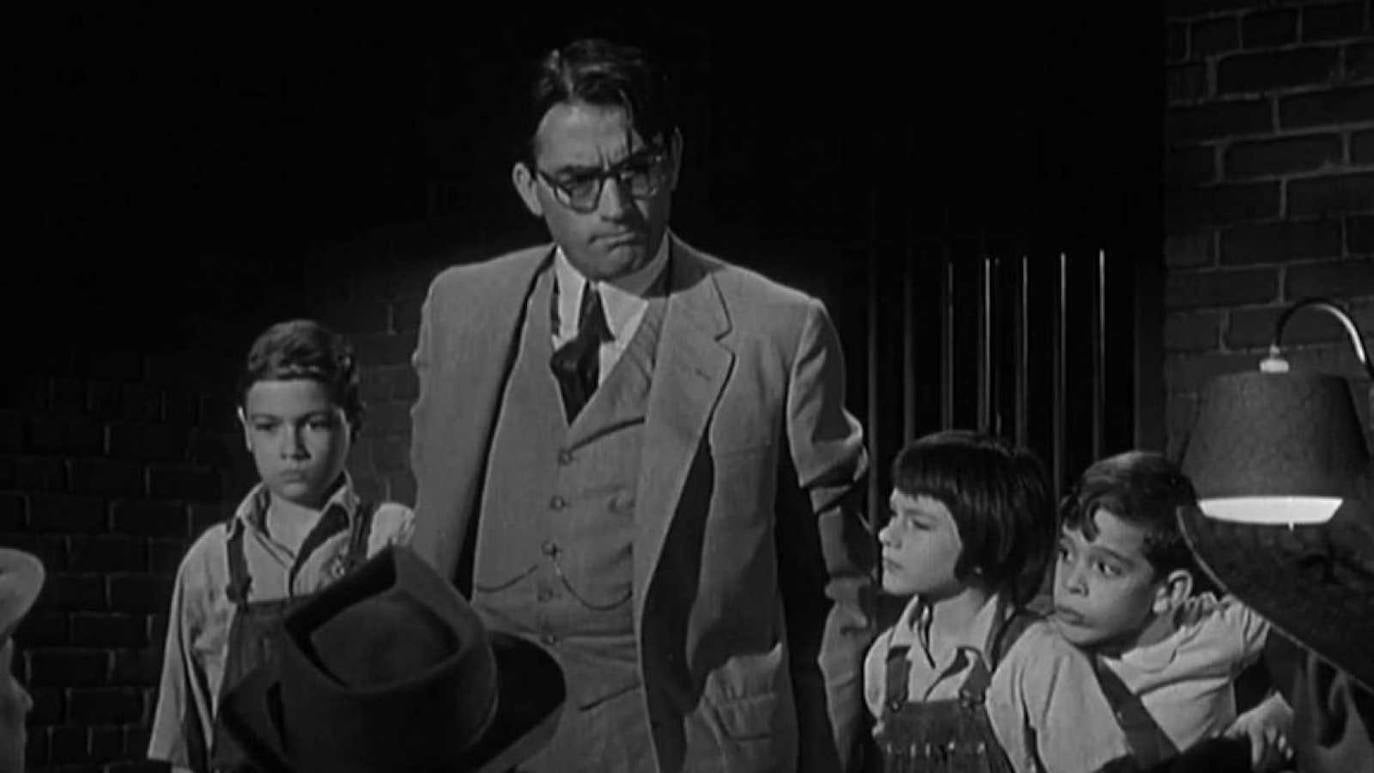 Matar a un ruiseñor (1962). La película fue realizada a principios de la década de 1960, en un momento en que se iniciaban en los Estados Unidos las luchas por los derechos civiles. Ver a ese hombre negro acusado de violación con el veredicto ya escrito antes incluso de sentarse ante el tribunal es una realidad que todavía pesa en muchos tribunales de Estados Unidos.