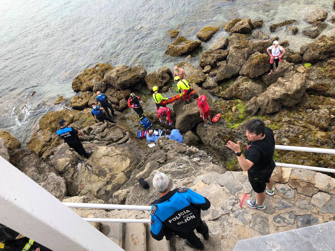 La víctima se precipitó al vacío desde el muro de hormigón que delimita el paseo del Muro