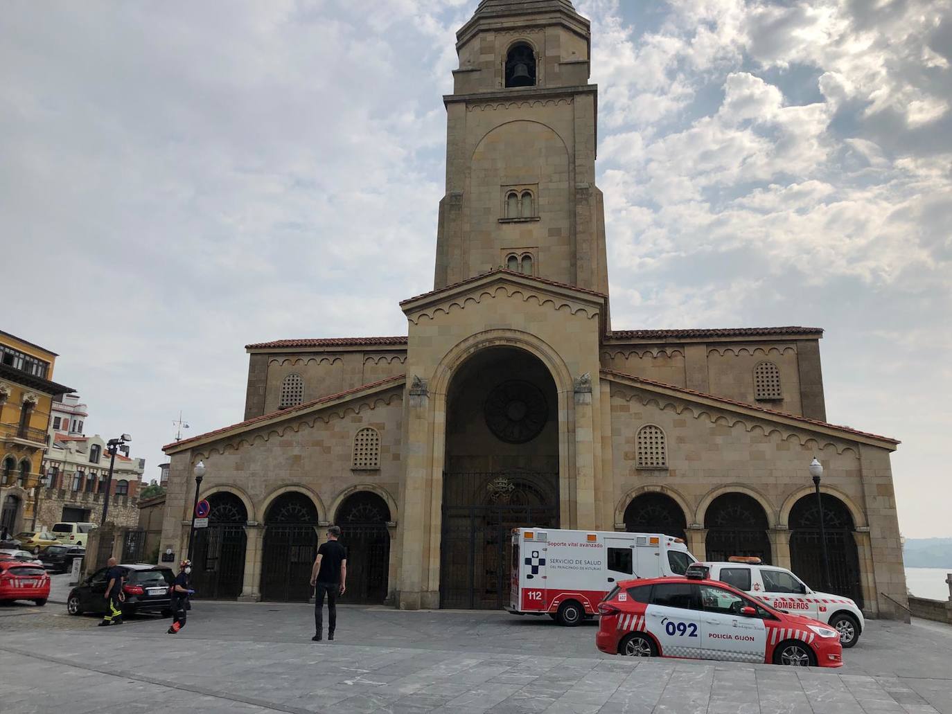 La víctima se precipitó al vacío desde el muro de hormigón que delimita el paseo del Muro