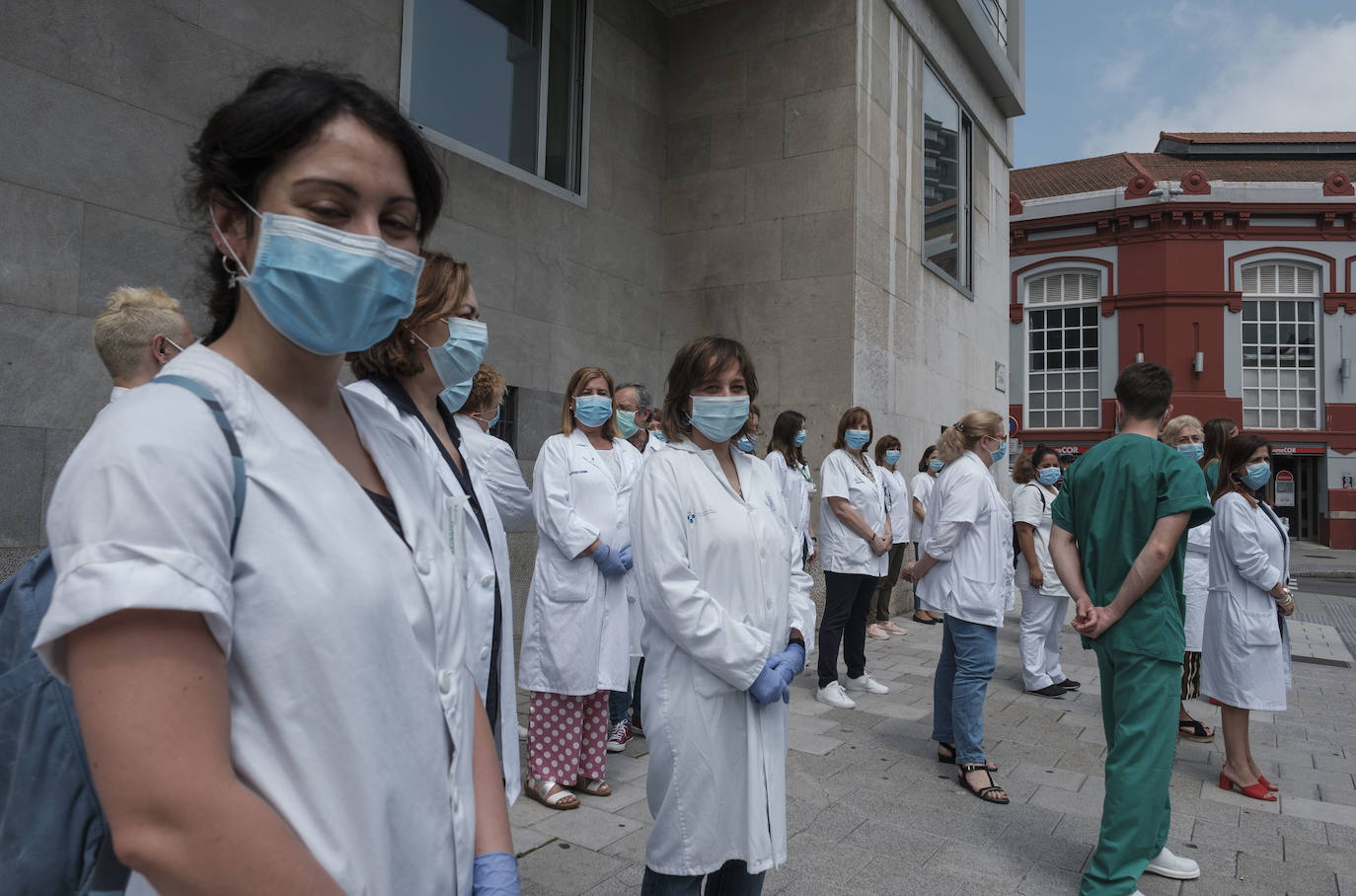 Los profesionales agradecen a las puertas de los centros sanitarios asturianos la concesión del Premio Princesa de la Concordia