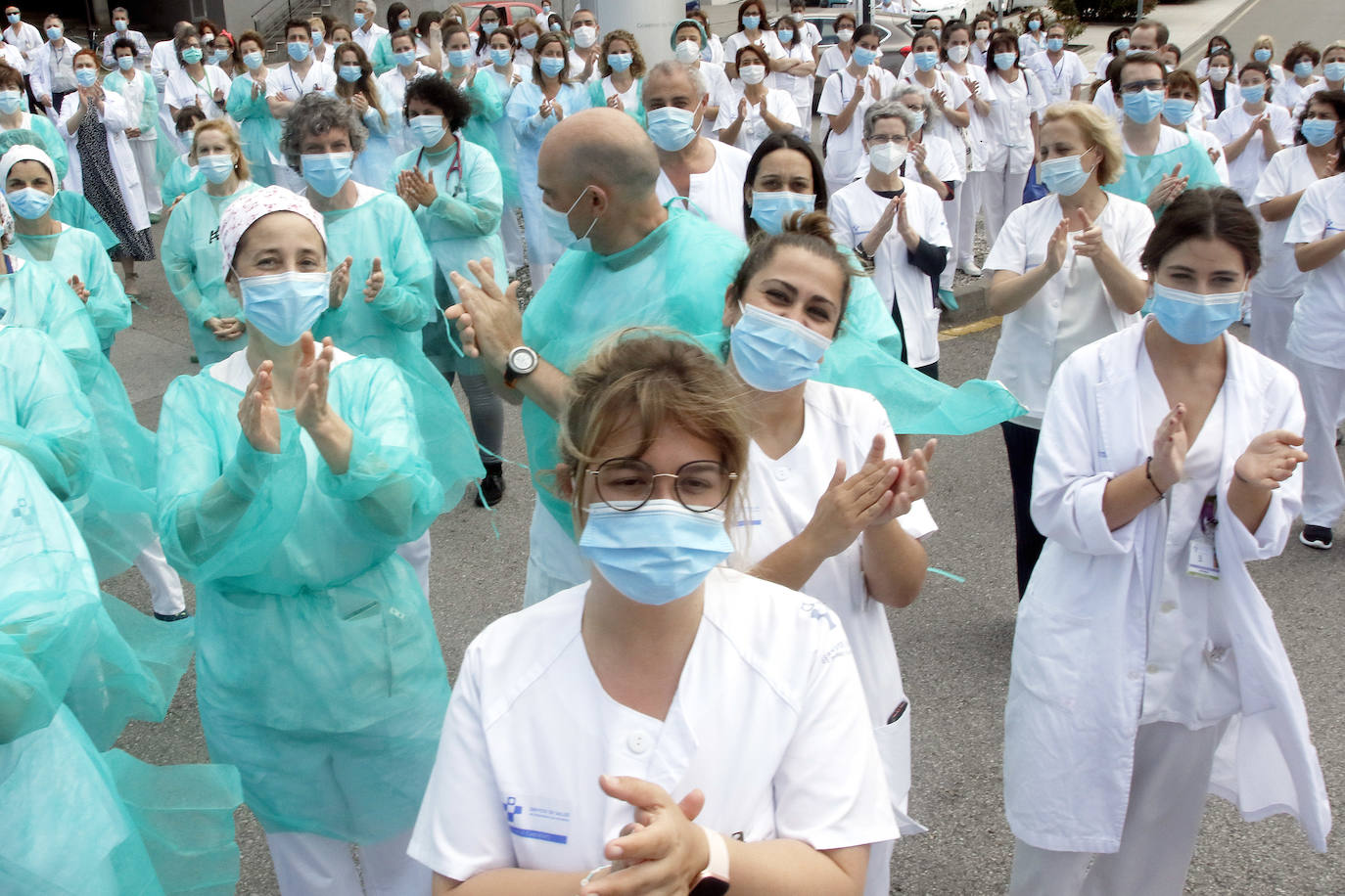 Los profesionales agradecen a las puertas de los centros sanitarios asturianos la concesión del Premio Princesa de la Concordia