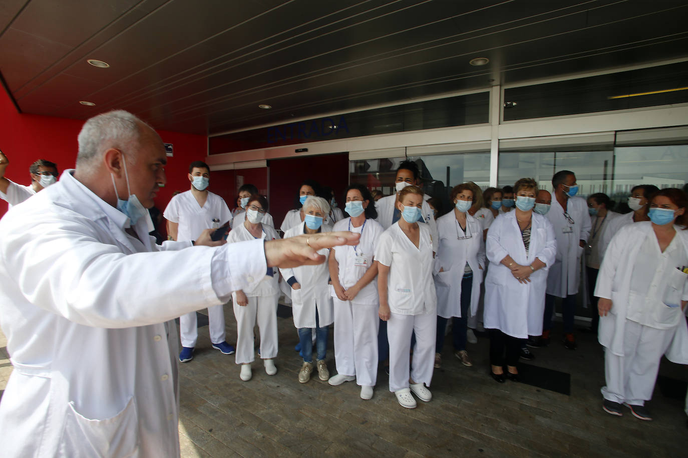 Los profesionales agradecen a las puertas de los centros sanitarios asturianos la concesión del Premio Princesa de la Concordia