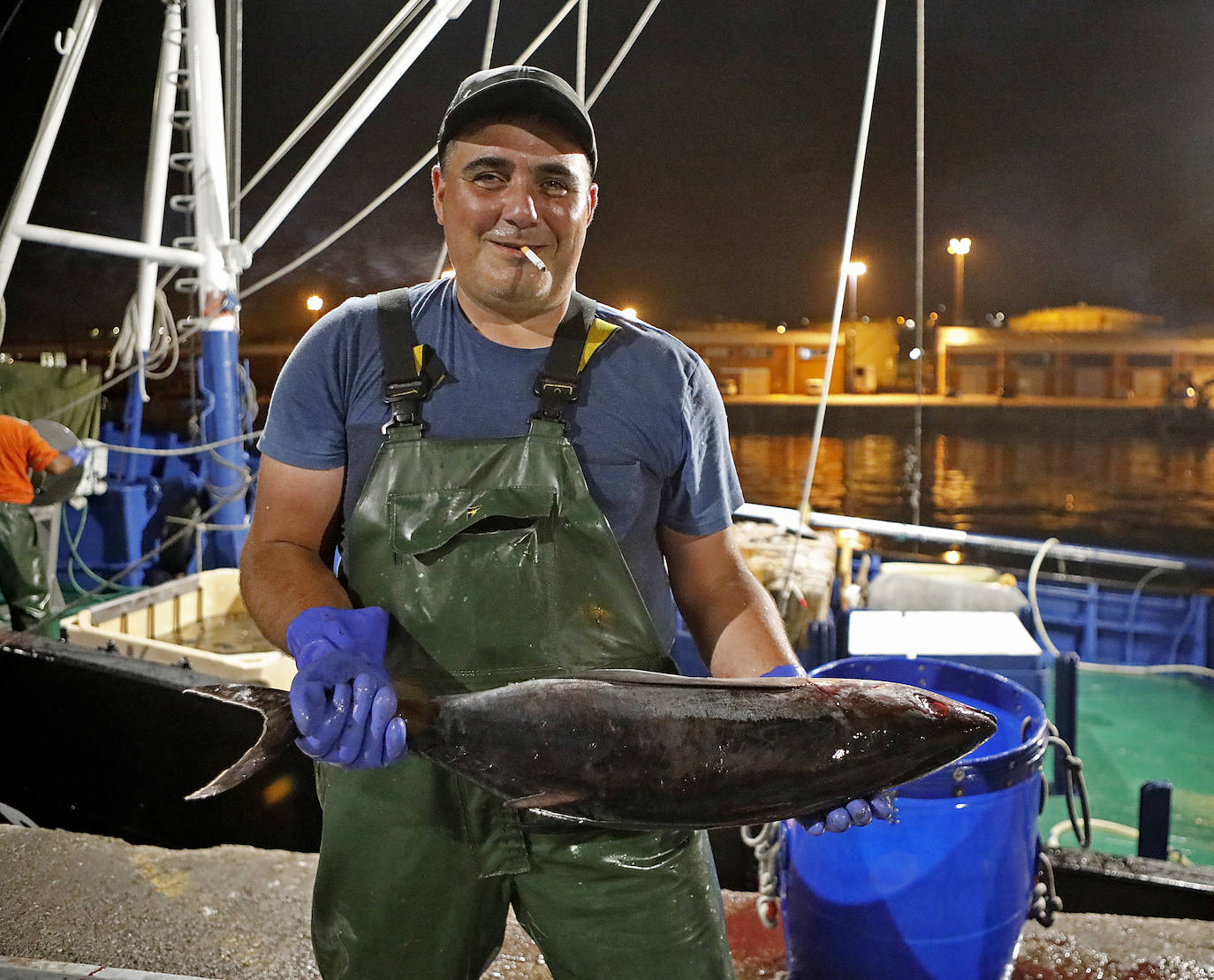 La temporada se estrenó con la venta a 14.03 euros el kilo en la primera tina de bonito grande, 119 kilos que se llevó Pescados El Kiku, de Tazones. El resto, mas de 8.800 kilos, lo compró Alimerka a 12.96 euros. 