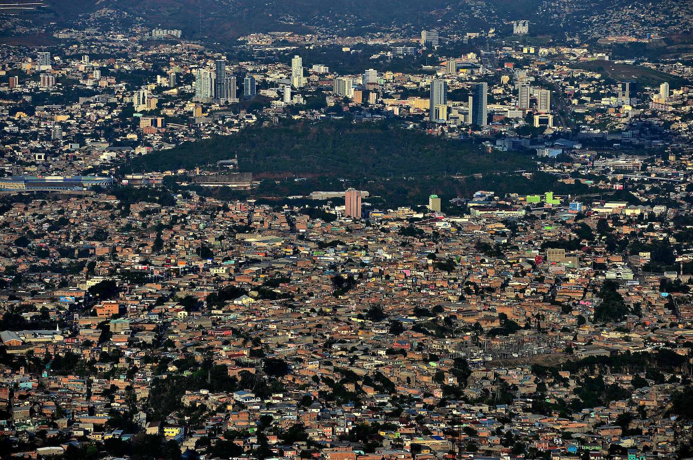 Tegucigalpa, Honduras | El coronavirus ha sacudido a gran parte del mundo. Los vecindarios superpoblados y una gran población dentro de los niveles de pobreza son un gran desafío que enfrentan los países latinoamericanos durante la pandemia global. 