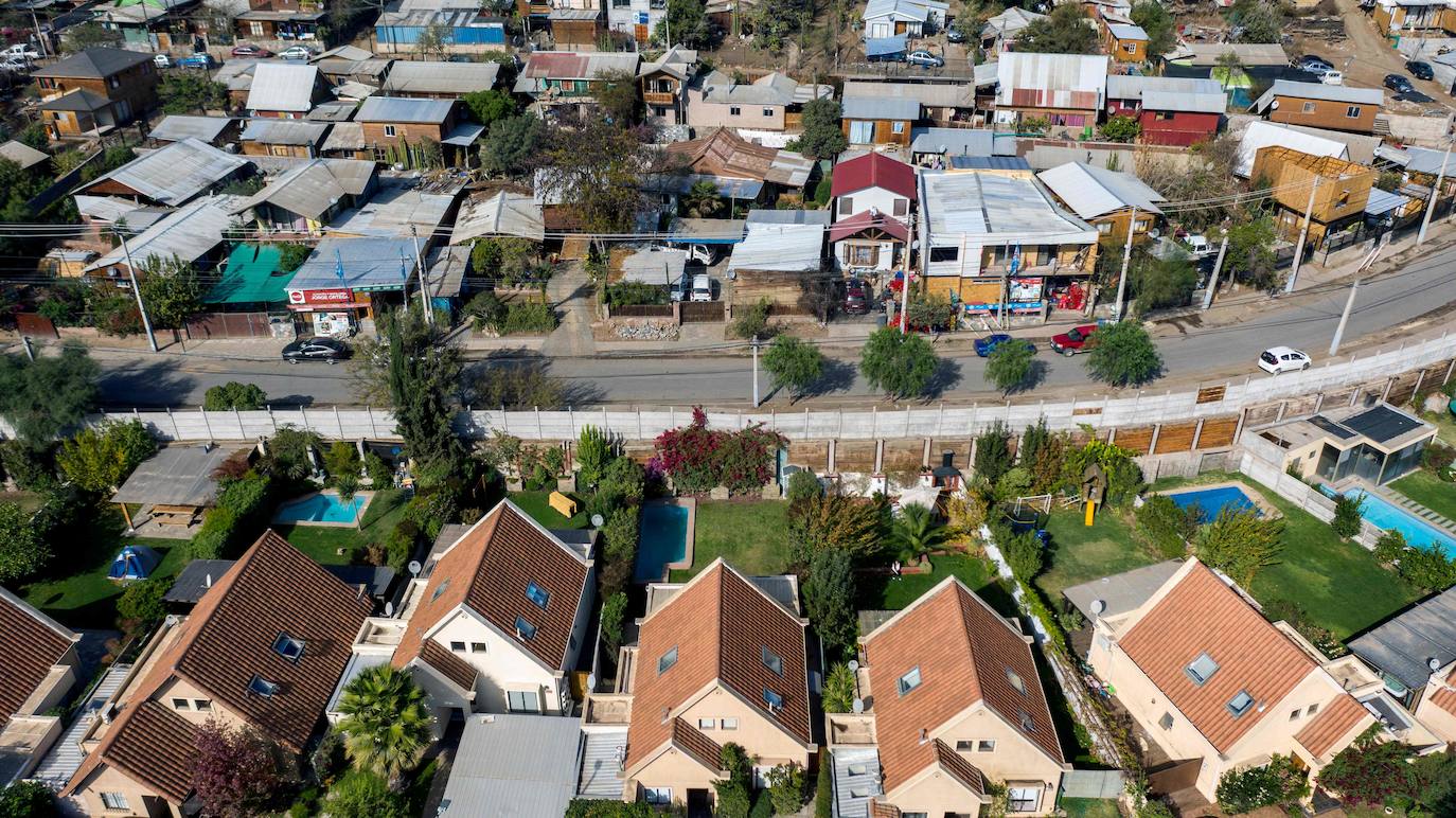 El Umbral, Santiago, Chile | El coronavirus ha sacudido a gran parte del mundo. Los vecindarios superpoblados y una gran población dentro de los niveles de pobreza son un gran desafío que enfrentan los países latinoamericanos durante la pandemia global. 