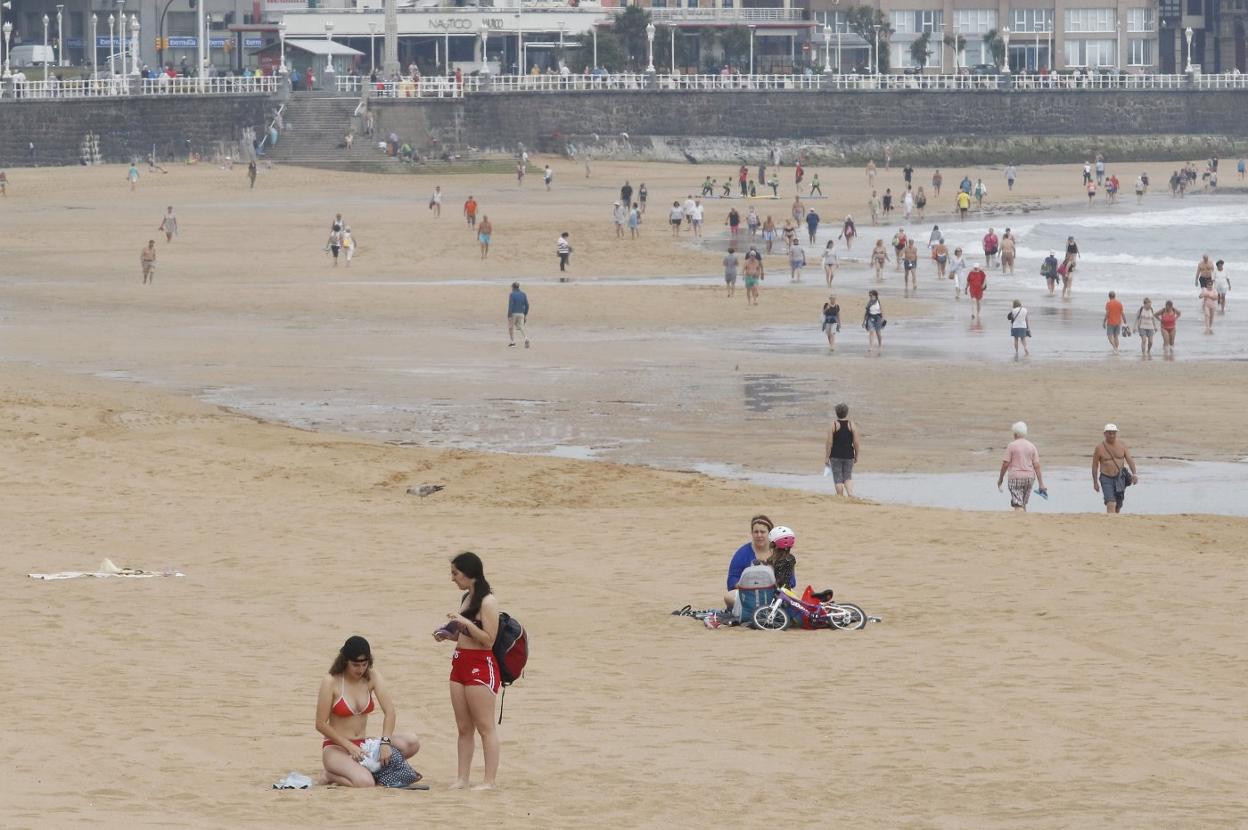 Usuarios y bañistas en la playa de San Lorenzo, que empezará a controlar su aforo el lunes. 