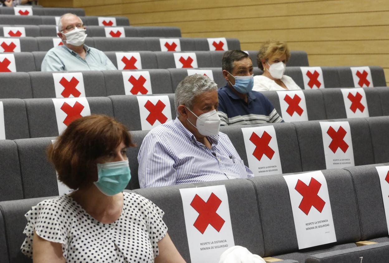 Asistentes al consejo de distrito de la zona rural convocado por la alcaldesa para hablar de Moreda. 