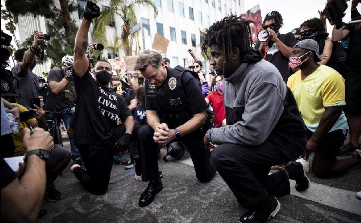 El comandante Cory Palka, de la división oeste de la Policía de Los Ángeles, junto a los manifestantes.