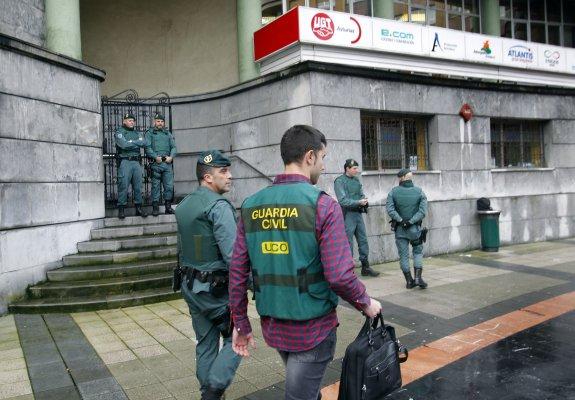 La Guardia Civil el día que se ordenó el registro en la sede de UGT.