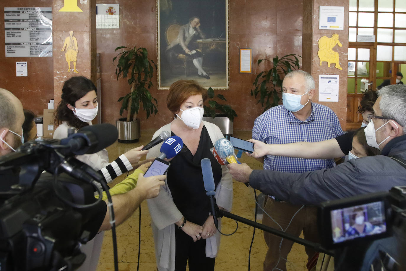 Alumnos de Secundaria y ciclos superiores de FP vuelven hoy a las aulas con importantes medidas de seguridad frente al coronavirus. Toma de temperatura en el acceso, gel hidroalcohólico a la entrada de las clases y sepración de dos metros entre las mesas, además de la mascarilla son algunas de las medidas adoptadas en los centros educativos.En la foto, el IES Jovellanos de Gijón. 