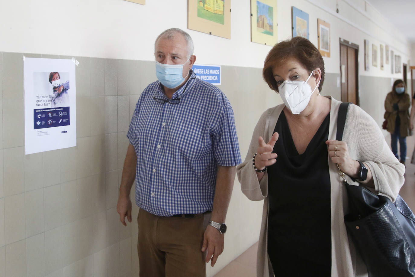 Alumnos de Secundaria y ciclos superiores de FP vuelven hoy a las aulas con importantes medidas de seguridad frente al coronavirus. Toma de temperatura en el acceso, gel hidroalcohólico a la entrada de las clases y sepración de dos metros entre las mesas, además de la mascarilla son algunas de las medidas adoptadas en los centros educativos. En la foto, el IES Jovellanos de Gijón. 