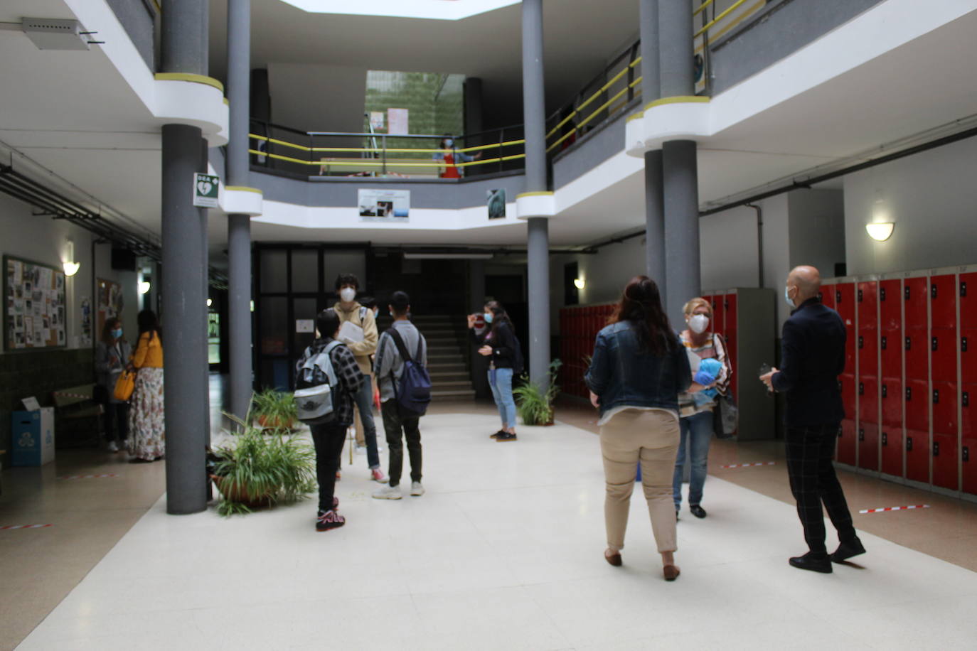 Alumnos de Secundaria y ciclos superiores de FP vuelven hoy a las aulas con importantes medidas de seguridad frente al coronavirus. Toma de temperatura en el acceso, gel hidroalcohólico a la entrada de las clases y sepración de dos metros entre las mesas, además de la mascarilla son algunas de las medidas adoptadas en los centros educativos. 