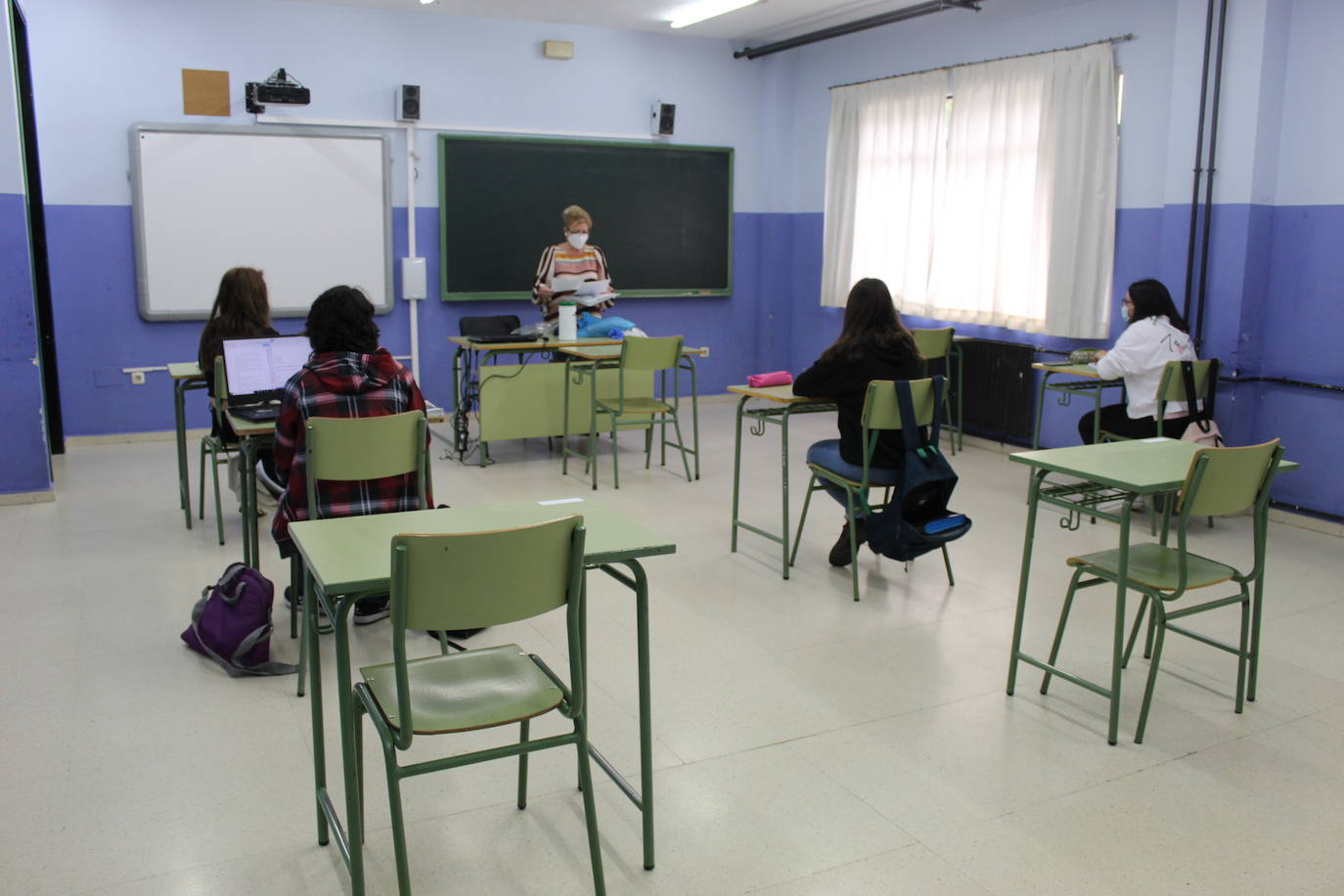 Alumnos de Secundaria y ciclos superiores de FP vuelven hoy a las aulas con importantes medidas de seguridad frente al coronavirus. Toma de temperatura en el acceso, gel hidroalcohólico a la entrada de las clases y sepración de dos metros entre las mesas, además de la mascarilla son algunas de las medidas adoptadas en los centros educativos. 