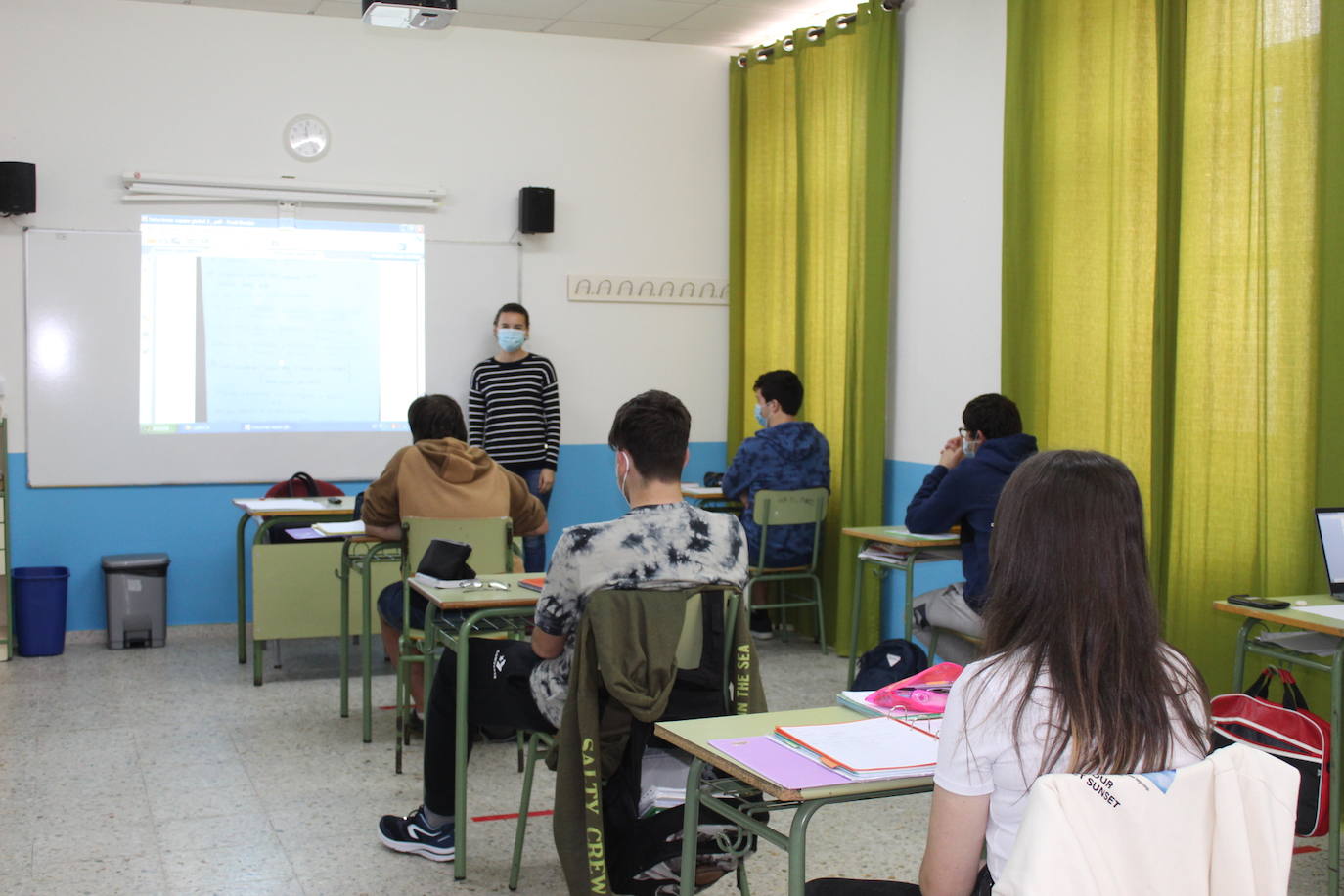 Alumnos de Secundaria y ciclos superiores de FP vuelven hoy a las aulas con importantes medidas de seguridad frente al coronavirus. Toma de temperatura en el acceso, gel hidroalcohólico a la entrada de las clases y sepración de dos metros entre las mesas, además de la mascarilla son algunas de las medidas adoptadas en los centros educativos. 