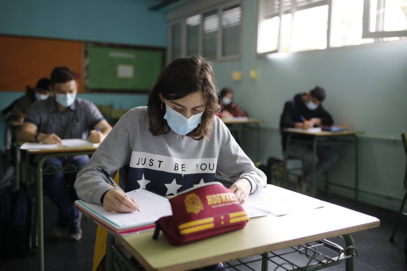 Alumnos de Secundaria y ciclos superiores de FP vuelven hoy a las aulas con importantes medidas de seguridad frente al coronavirus. Toma de temperatura en el acceso, gel hidroalcohólico a la entrada de las clases y sepración de dos metros entre las mesas, además de la mascarilla son algunas de las medidas adoptadas en los centros educativos. En la imagen, el IES Jerónimo González de Sama de Langreo.