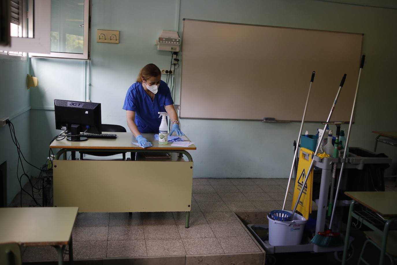 Alumnos de Secundaria y ciclos superiores de FP vuelven hoy a las aulas con importantes medidas de seguridad frente al coronavirus. Toma de temperatura en el acceso, gel hidroalcohólico a la entrada de las clases y sepración de dos metros entre las mesas, además de la mascarilla son algunas de las medidas adoptadas en los centros educativos. En la imagen, el IES Jerónimo González de Sama de Langreo.